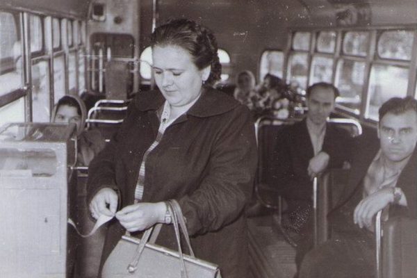 Повсякденна сцена у київському трамваї. 1960-ті роки.