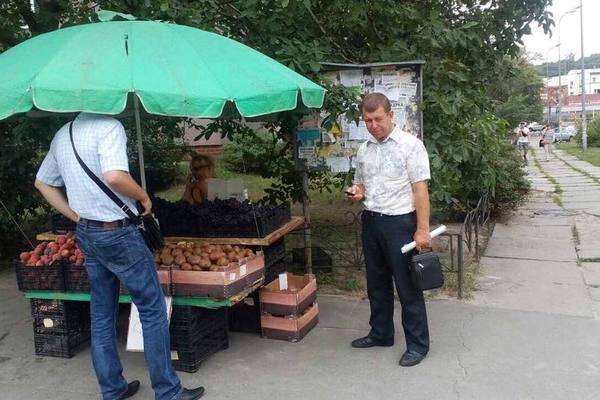 Комунальники вийшли у рейд проти стихійної торгівлі