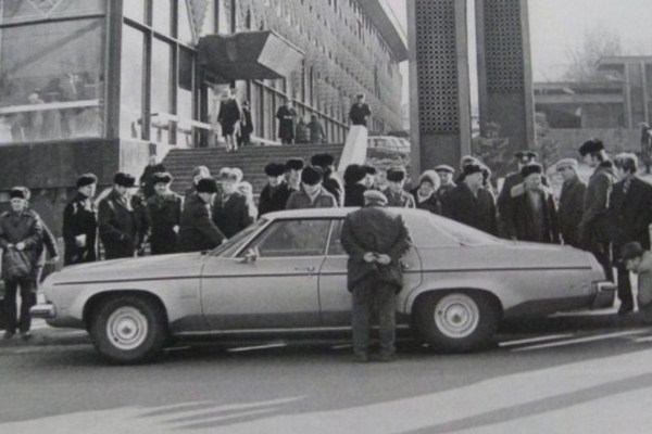 Подоляни розглядають іномарку. Початок 1980-х.