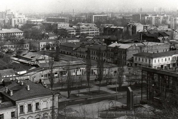 Торгівельні ряди з боку Нижнього Валу. Вид із Замкової гори. Початок 1980-х.