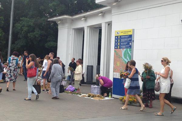 Ярмарок починається уже біля метро "Університет"