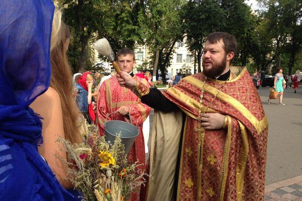 З самого ранку біля собору святять мед і трави