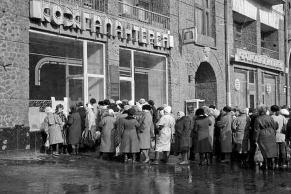 Черга до галантерейного магазину. 80-ті роки.