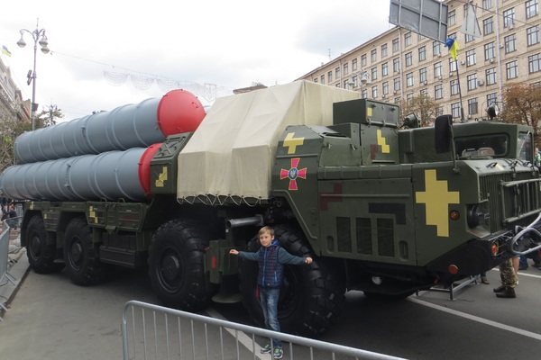 На Хрещатику відкрили виставку військової техніки