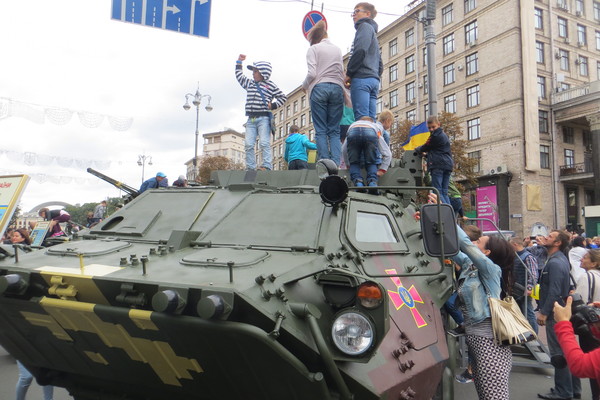 Діти оточили бронетранспортери...