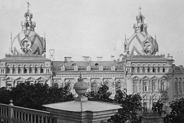 Прибутковий будинок на Андріївському узвозі. Фото з тераси Андріївської церкви. Початок ХХ століття.