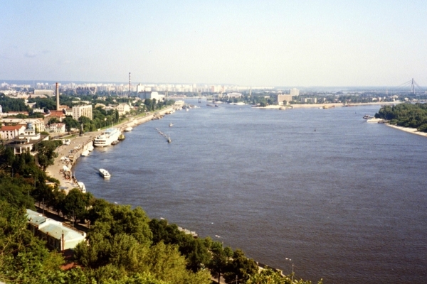 Традиціний краєвид на Дніпро та Поділ.