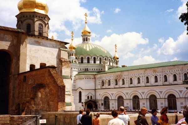 Успенський собор лаври ще лежить в руїнах.