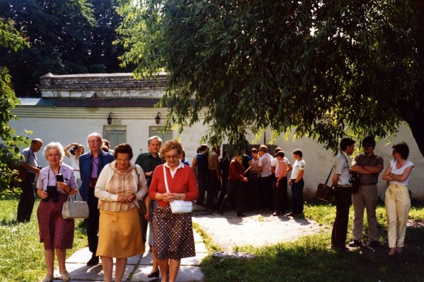 Гості столиці на екскурсії. Молоді кияни в черзі за мінералкою.