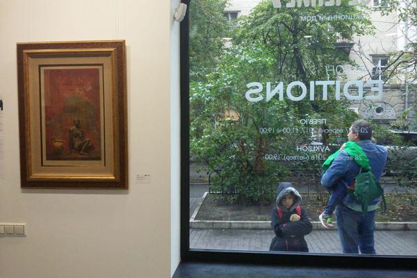 Нетерплячі відвідувачі роздивлялися картини крізь вікно