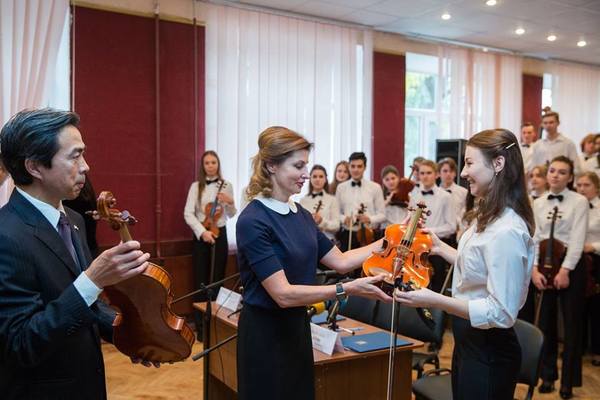Київський інститут музики Глієра отримав скрипки відомого китайського майстра