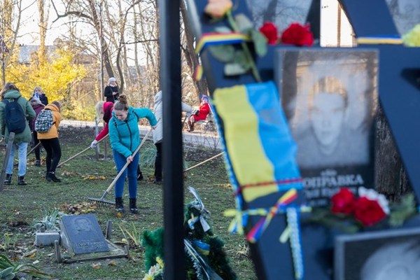... дивляться пильно з небес загиблі поети й герої...