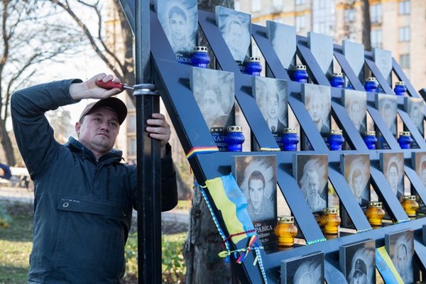 ... на старих фотографіях всі молоді...