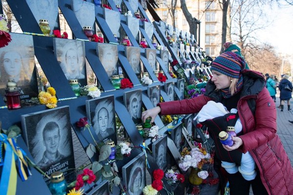 Кияни приносять свої лампадки до меморіалу