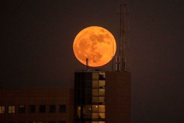 "Супермісяць" підіймається над будівлею в місті Нетанья, Ізраїль
