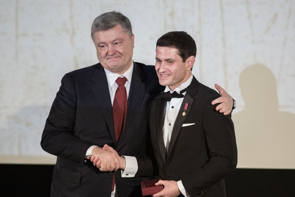 Петро Порошенко вручив орден «За заслуги» ІІІ ступеня режисеру-постановнику фільму «Кіборги» Ахтему Сеітаблаєву