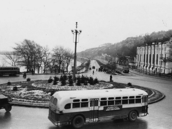 Поштова площа, 1951 рік