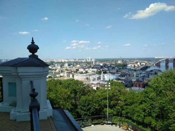 Андріївський узвіз - це парковка й торжище