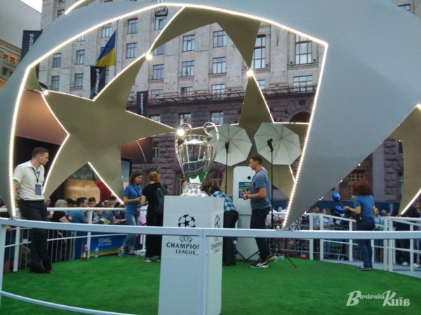 Кубок Ліги чемпіонів готовий до селфі