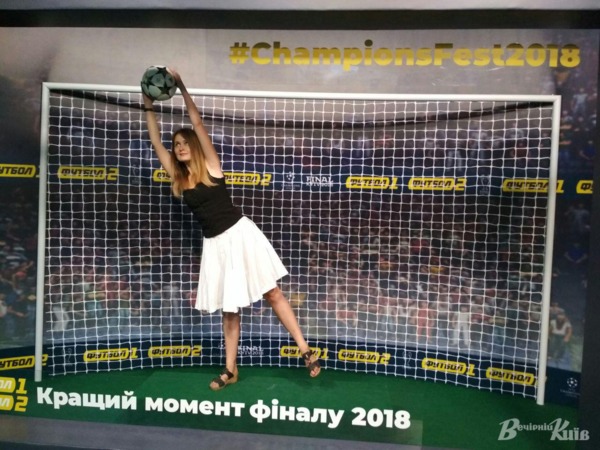 Сукня для футболу не завада. Фотозони