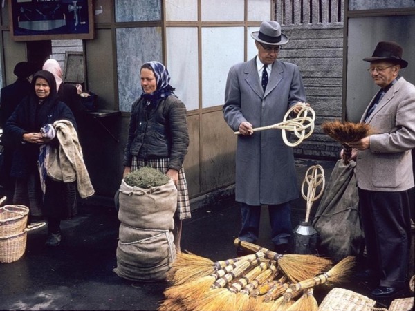 Американський турист обирає вибивачку, 1950-ті роки