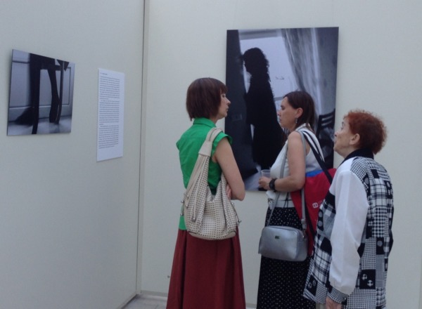 Окрім фотографій в проекті «Місця насилля», присвяченому домашньому насиллю, Кароліна Дутка представила пронизливі історії жінок, жертв агресорів-чоловіків