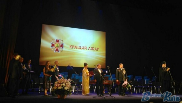 Ведучі Богдан Бенюк та Наталя Сумська