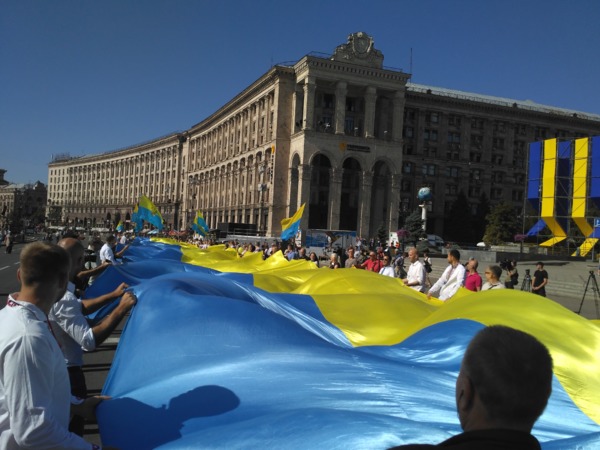 Також поруч сьогодні розгорнули 120-метровий прапор