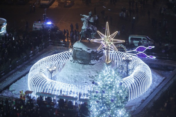 Світловий тунель довкола пам'ятника Богдану Хмельницькому