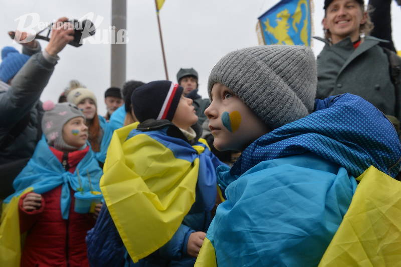 13-й Живий Ланцюг Соборності в Києві на мосту Патона