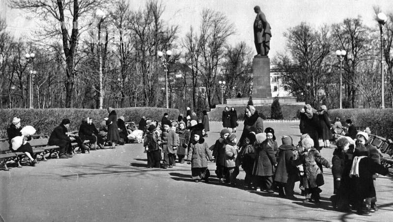 Діти біля пам'ятника Тарасові Шевченку, 50-ті роки