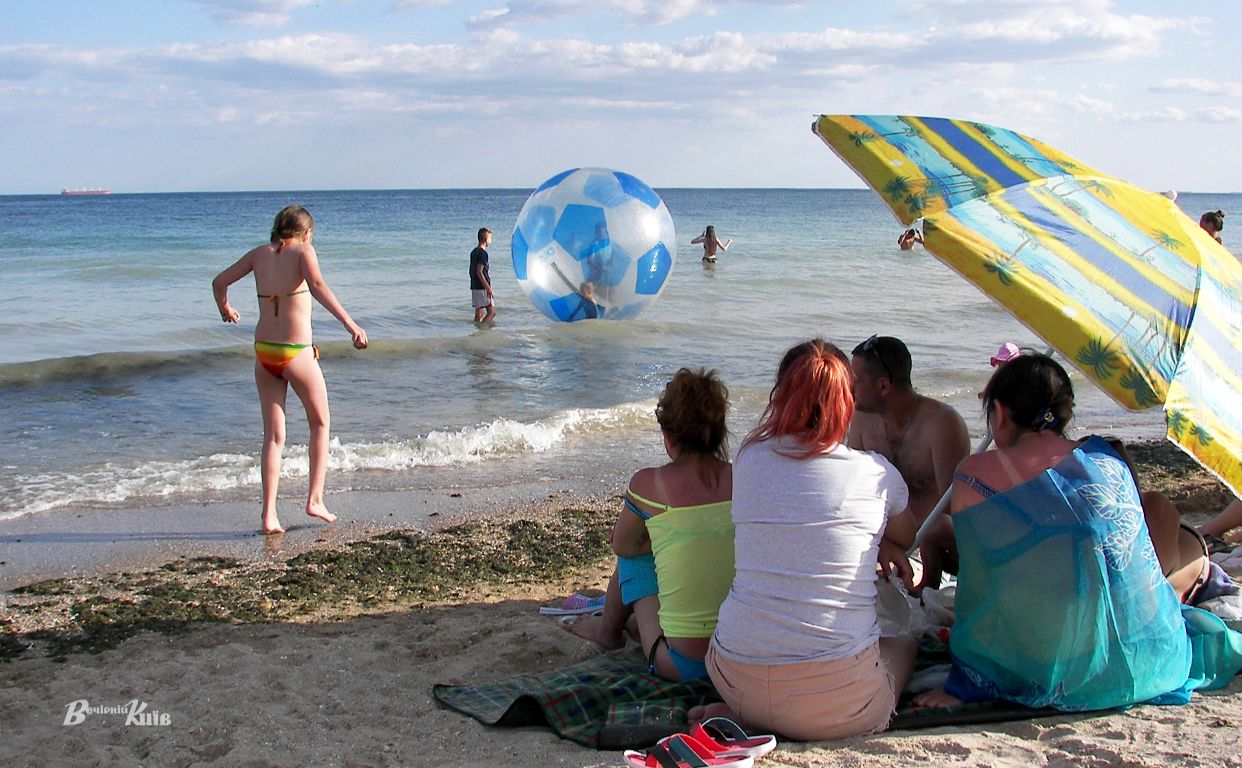 Жінки милуються морем на пляжі біля Одеси. Фото: Наталія Слінкіна