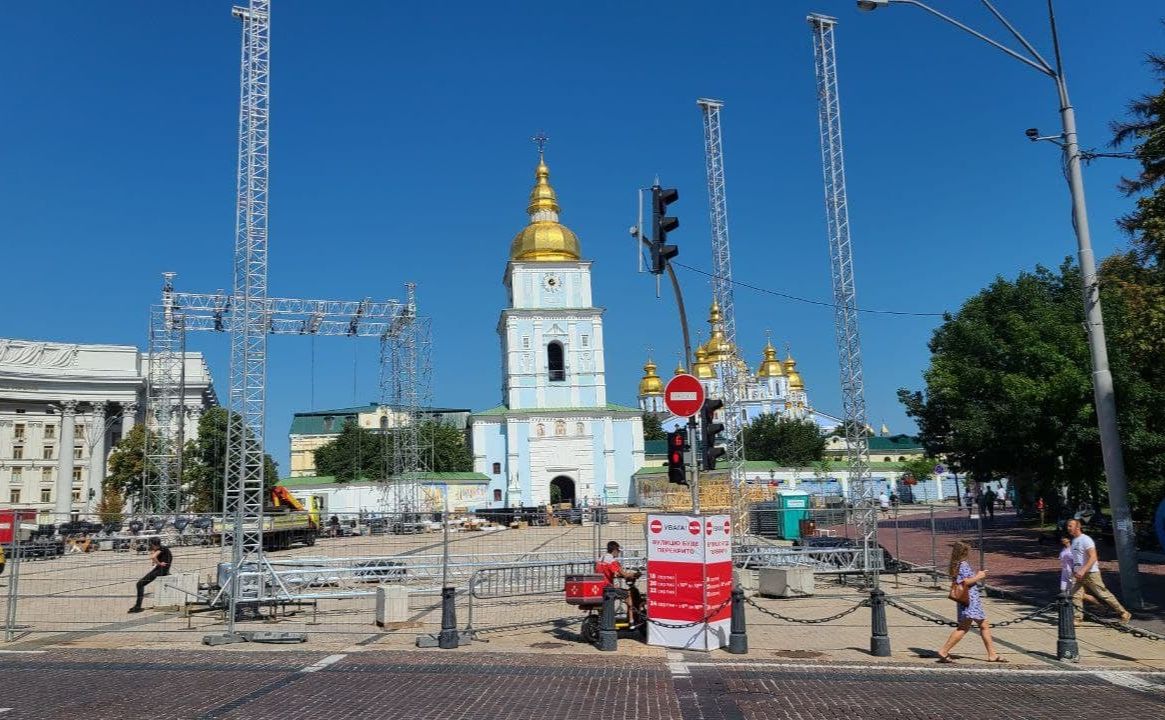 На Михайлівській площі монтують сцену-корабель. Фото зі сторінки організаторів концерту
