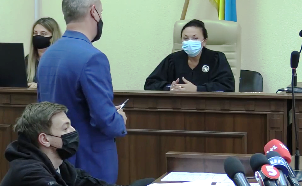 Старшого нападника заарештували на 60 діб. Фото: скріншот відеотрансляції з суду УНН