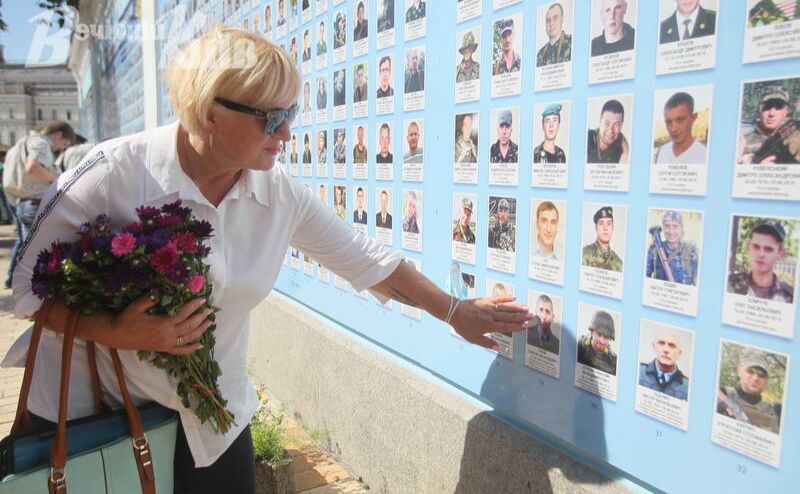 Кияни приходять пом’янути своїх рідних. Фото: Борис Корпусенко