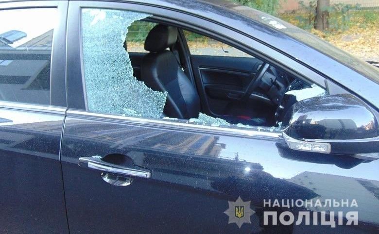 Зловмисник розбивав скло в автомобілі та крав речі.