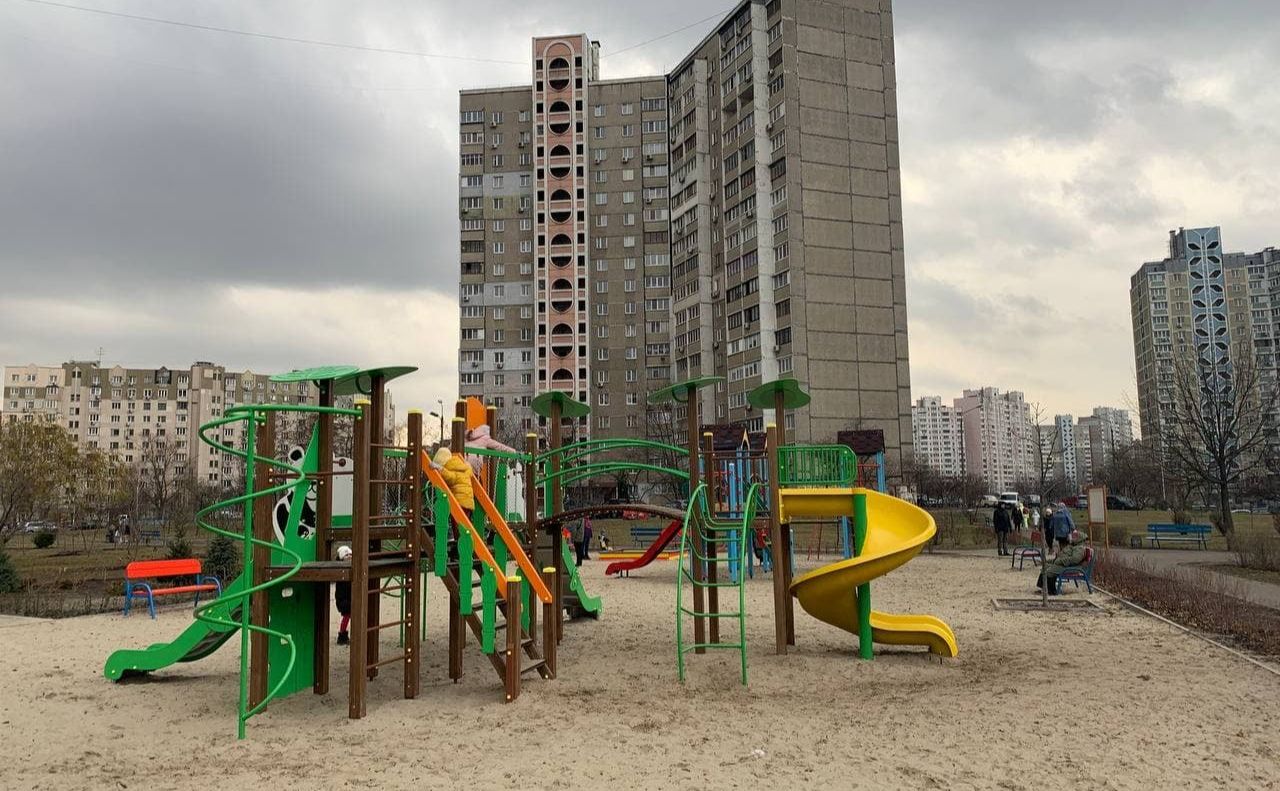 Новий сквер між будинками. Фото Дарницької РДА