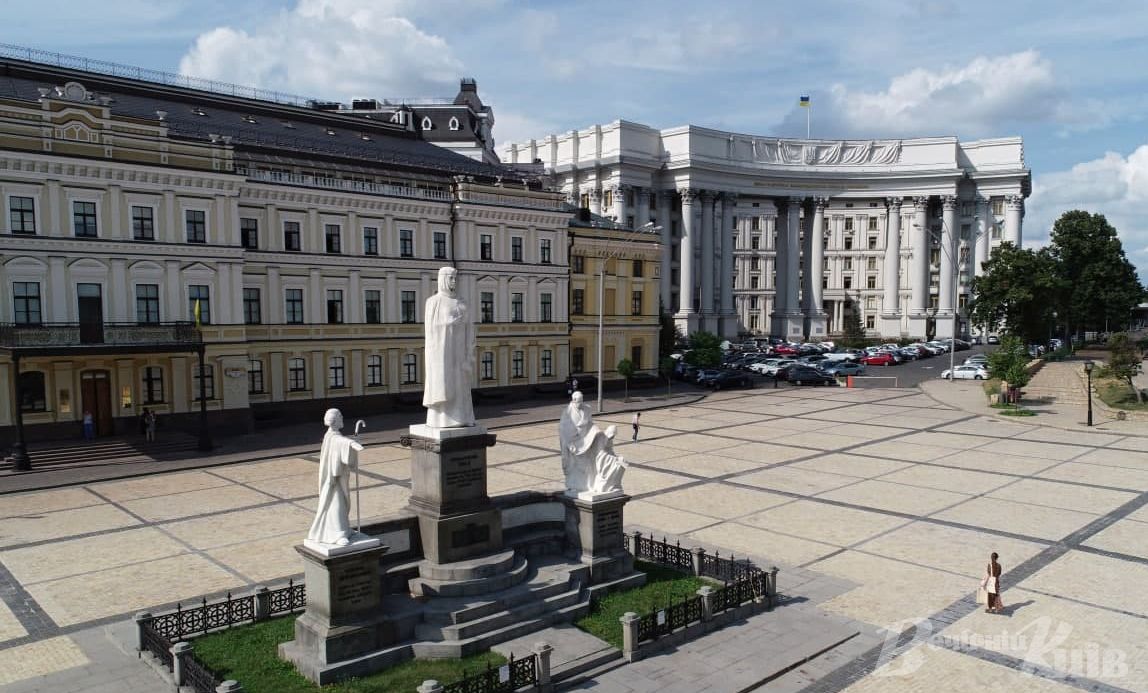 Відеомапінг проведуть на будівлі Дипломатичної академії України, що на Михайлівській площі. Фото: «Вечірній Київ»