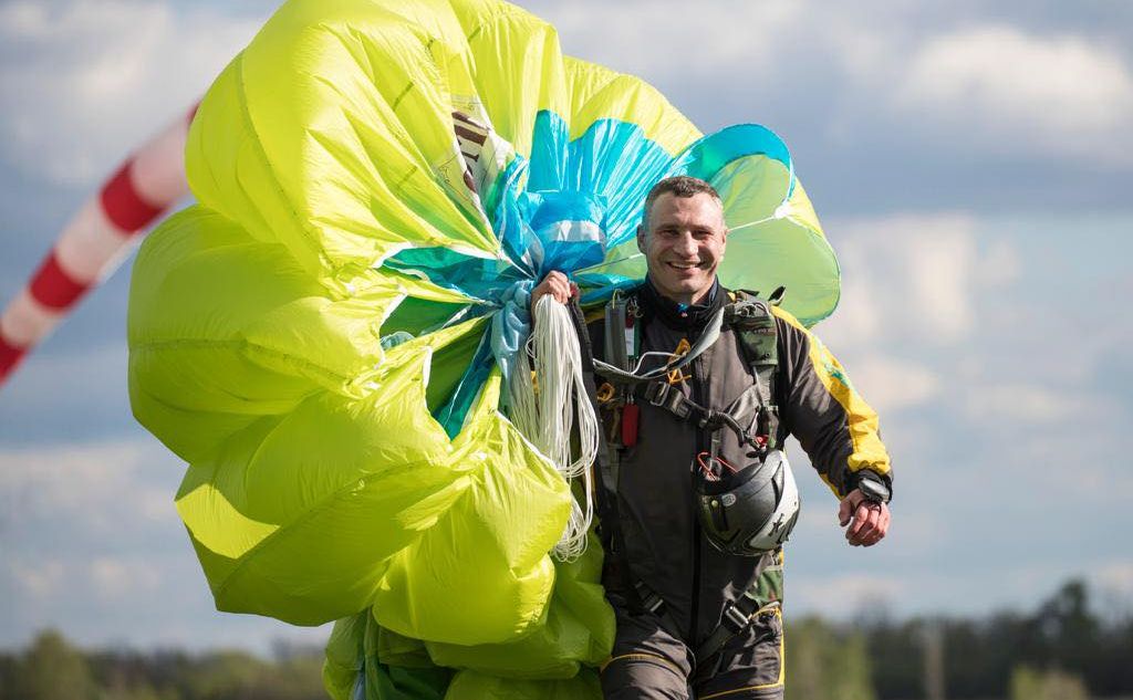 На своє 50-річчя Віталій Кличко стрибнув з парашутом