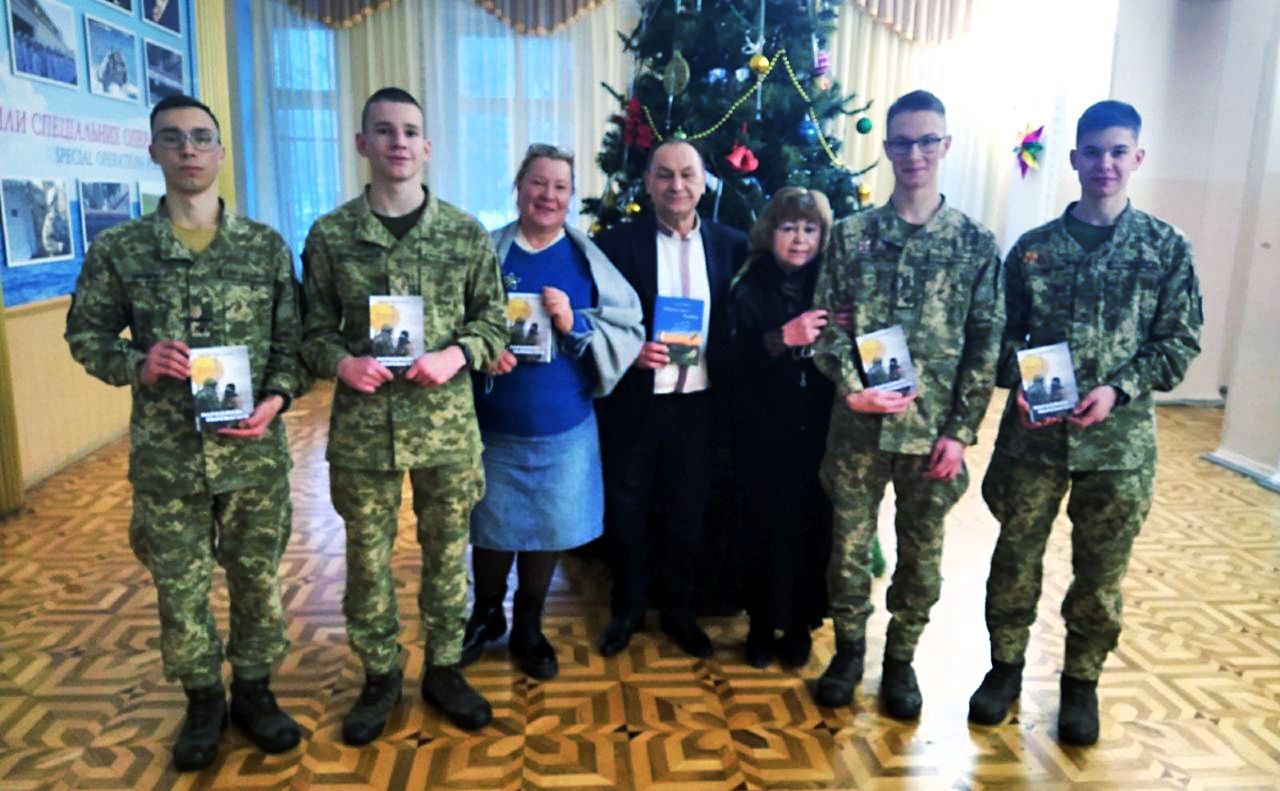 Київські курсанти отримали перші примірники книги Сергія Мартинюка. Фото: Сергій Мартинюк