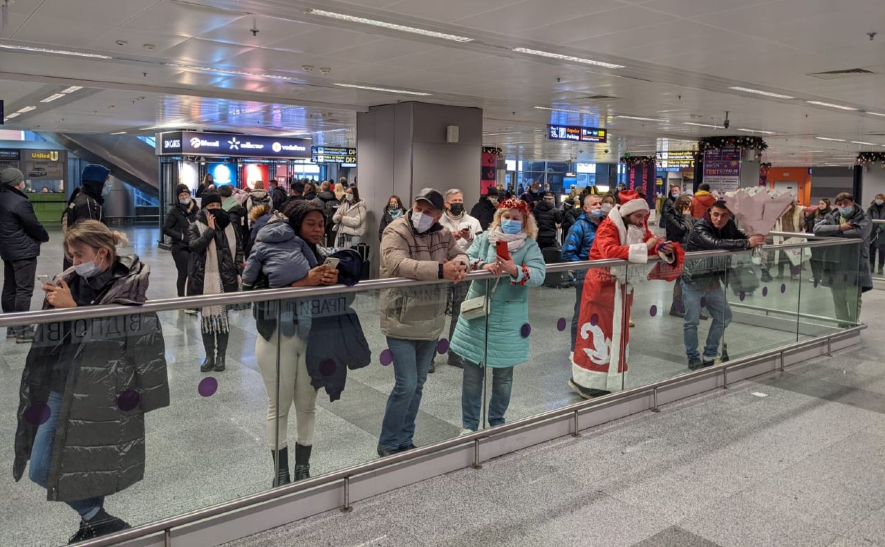 Подорожуючих зустрічають після перельоту. Фото: пресслужба аеропорту «Бориспіль»