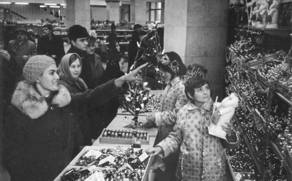 Передноворічна торгівля в київському ЦУМі. Фото А. Євсєєва. 1972 рік / Фото: Надано Оленою Насировою
