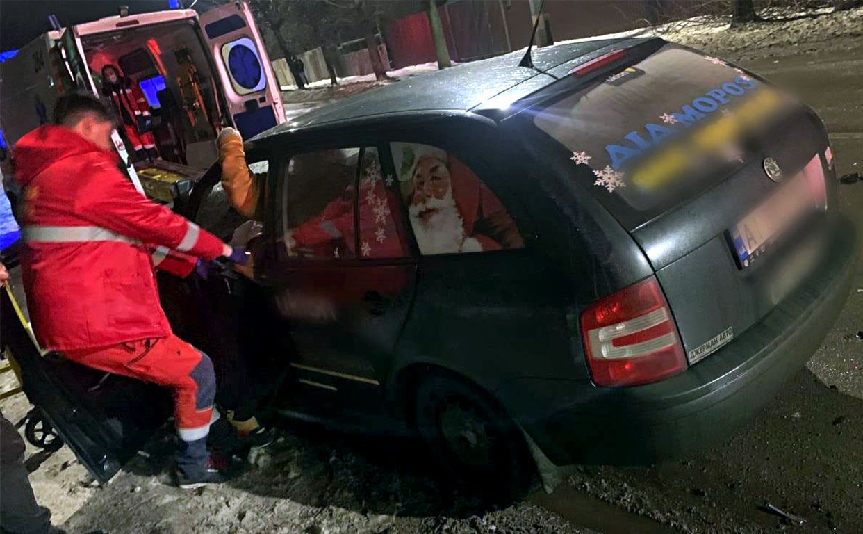 Медики «швидкої» відвезли водія до лікарні. Фото: поліція Київщини