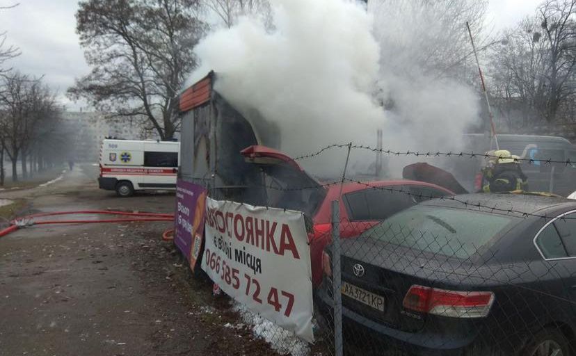 У Святошинському районі під час пожежі постраждав охоронець автостоянки. Фото: пресслужби ДСНС