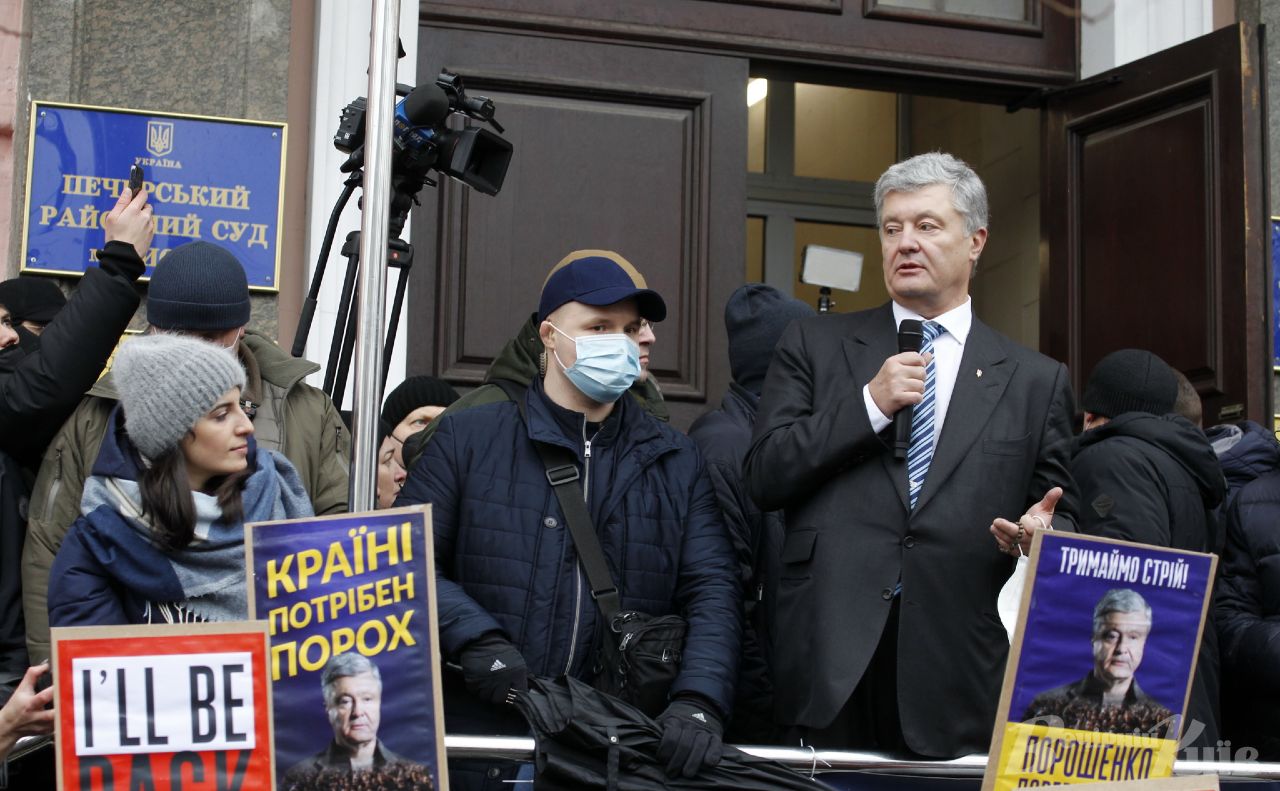 Петро Порошенко біля будівлі Печерського райсуду. Фото: Борис Корпусенко