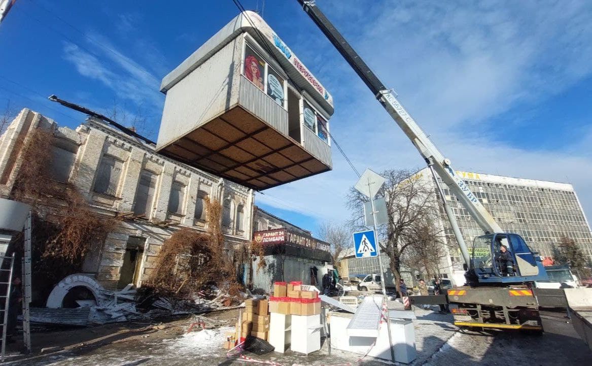 Під час демонтажу на Деміївській. Фото пресслужби КП «Київблагоустрій»