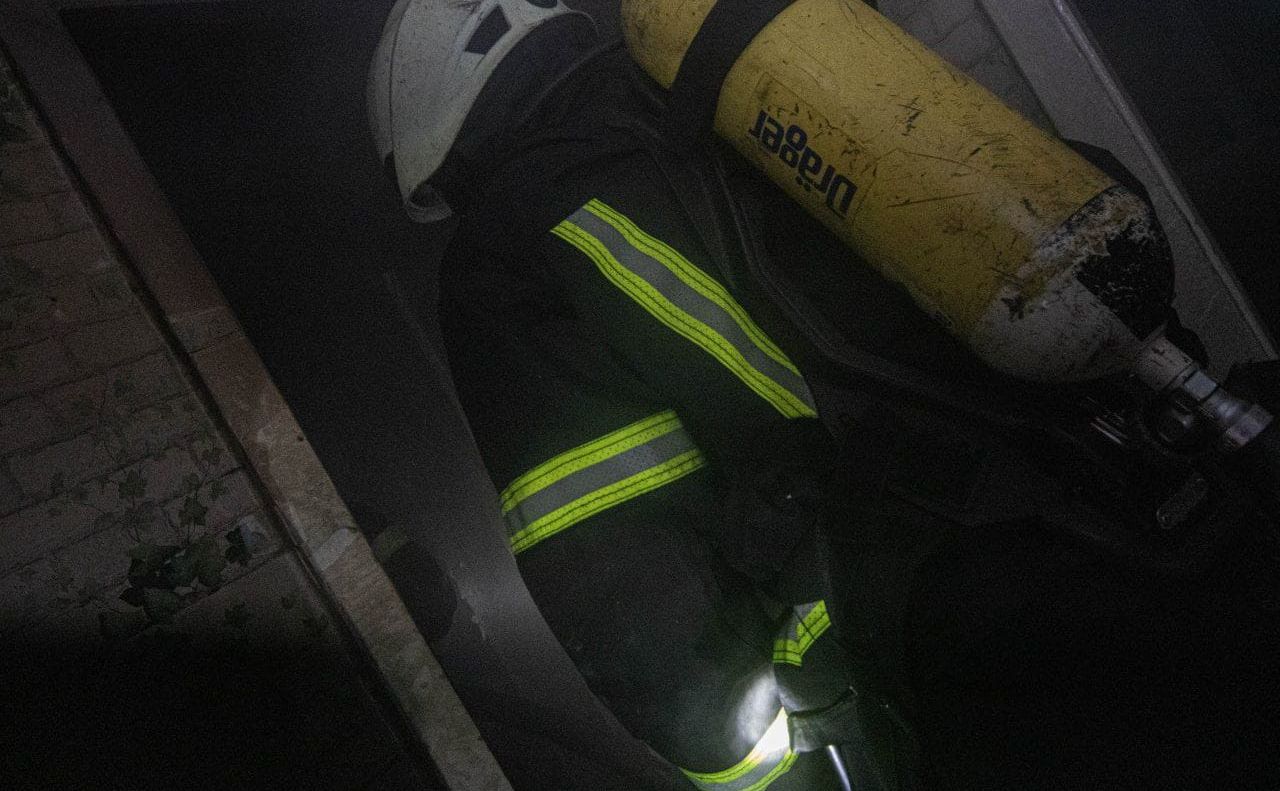На проспекті Перова врятували чоловіка з палаючої квартири. Фото: пресслужба ДСНС