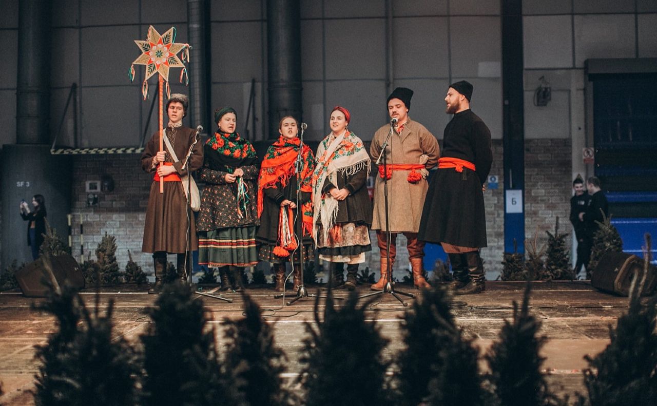 Фольклорні гурти востаннє заколядують. Фото: Музей Івана Гончара