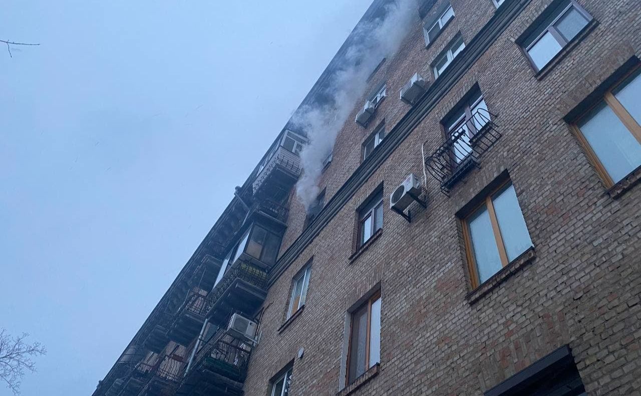 Вогонь виник на п’ятому поверсі на вулиці Діловій. Фото: ГУ ДСНС у Києві