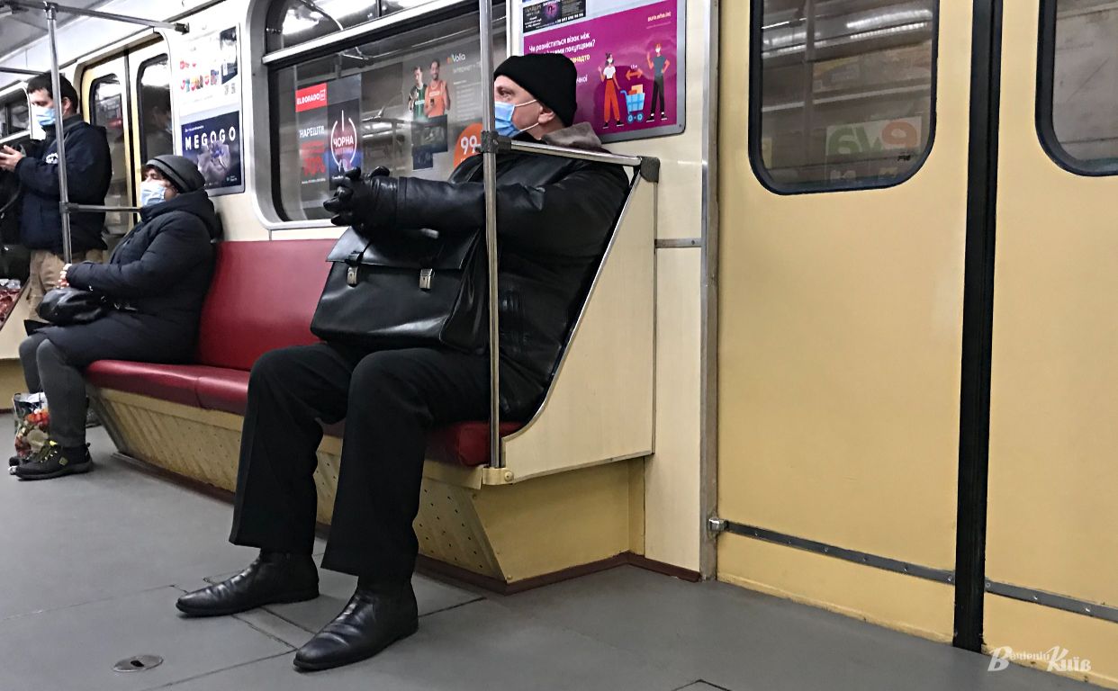 Киян закликають носити маски у транспорті й мати документи про щеплення. Фото з архіву «Вечірнього Києва»